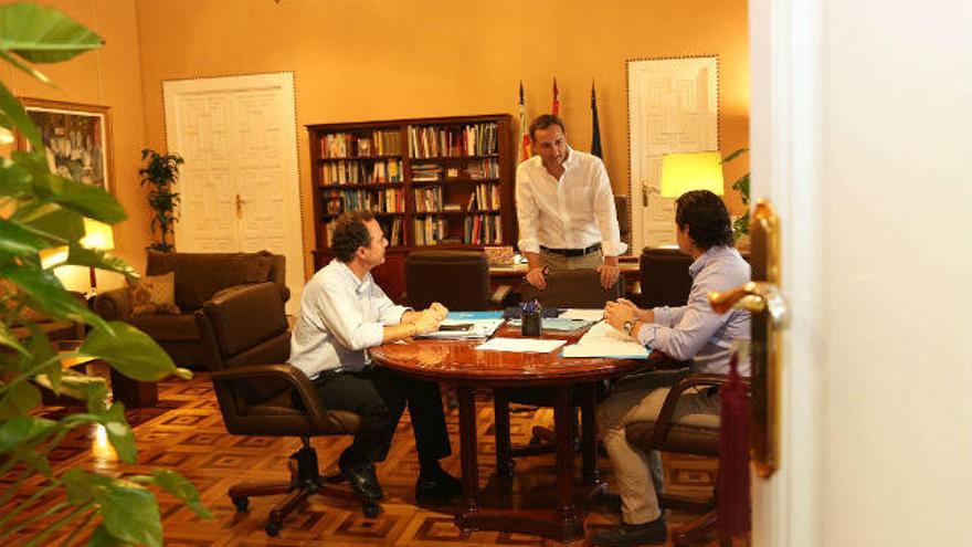 César Sánchez, en el despacho de Presidencia, con Eduardo Dolón y Carlos Castillo