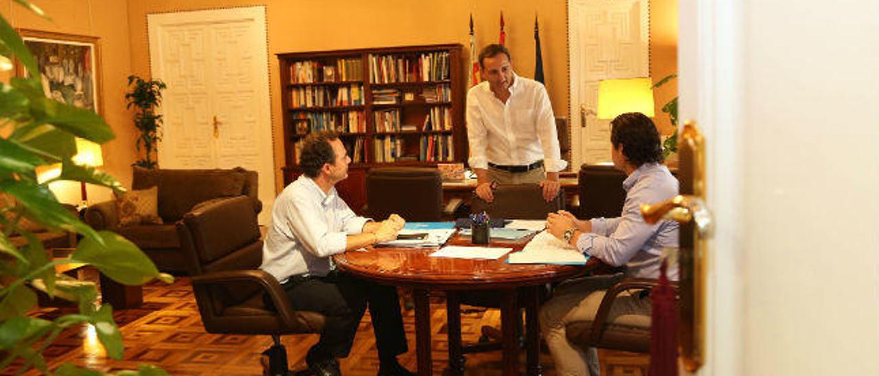 César Sánchez, en el despacho de Presidencia, con Eduardo Dolón y Carlos Castillo