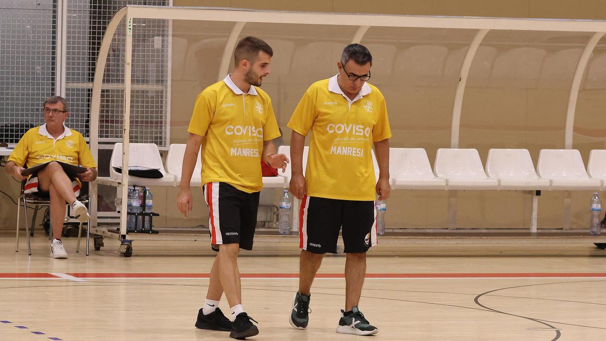 Jairo Molero, a l'esquerra, debutarà en substitució d'Antonio Mesa, que dilluns va deixar de ser l'entrenador del Covisa Manresa