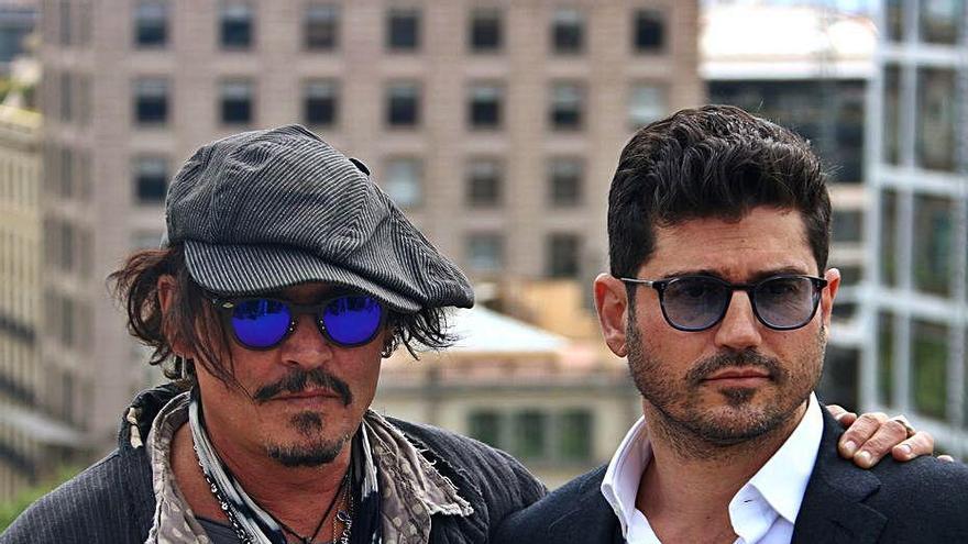 Johnny Depp, amb el director del film, Andrew Levitas.