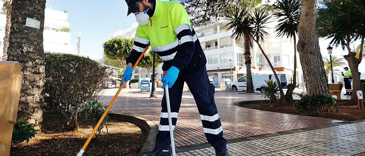 Imagen de archivo de un trabajador de Herbusa en Santa Eulària.