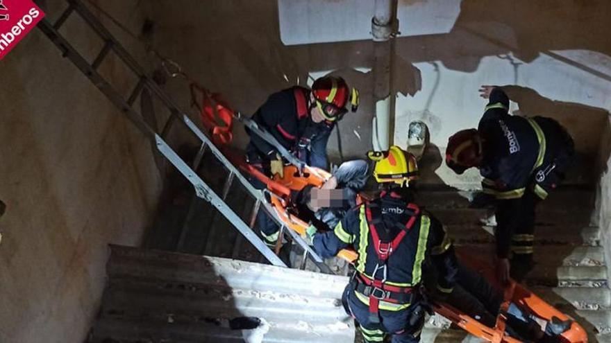 Rescatan a un hombre con una pierna rota que cayó por el patio de luces al intentar a acceder a una vivienda de Novelda