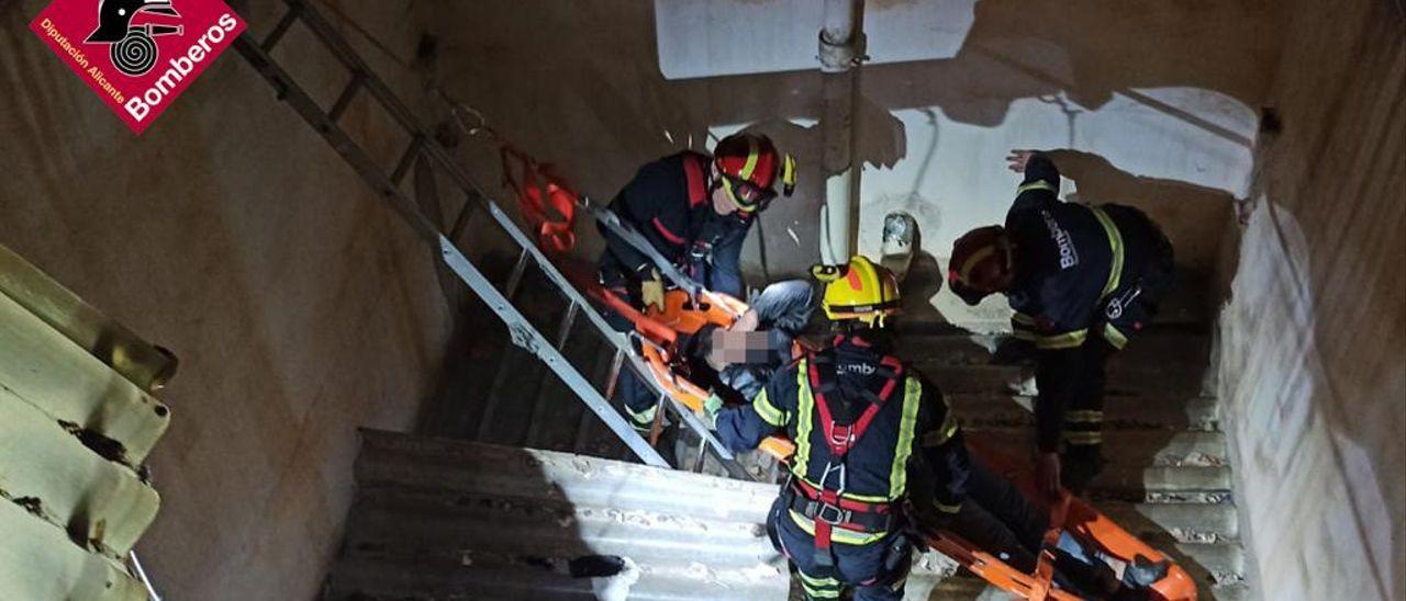 Rescatan a un hombre con una pierna rota que cayó por el patio de luces al intentar a acceder a una vivienda en Novelda