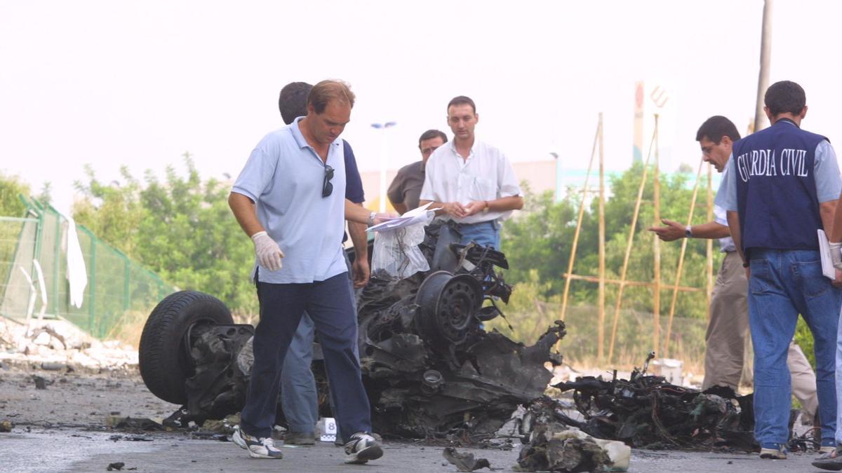 Los restos del coche bomba del atentado de Santa Pola que acabó con la vida de dos personas, una de ellas una niña de 9 años