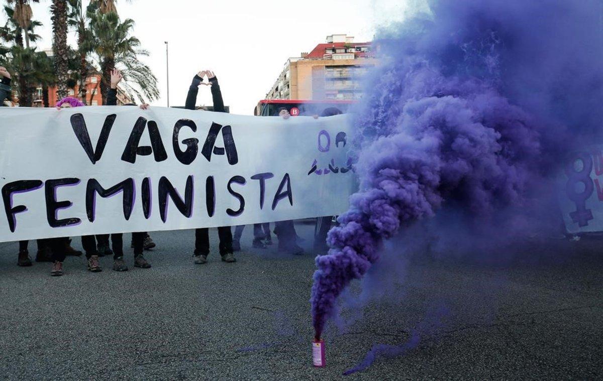 Manifestantes durante el 8M en Barcelona.