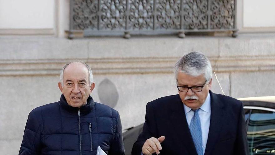 Miguel Ángel Fernández Ordóñez, a la izquierda, a su llegada a la Audiencia Nacional en compañía de su abogado.