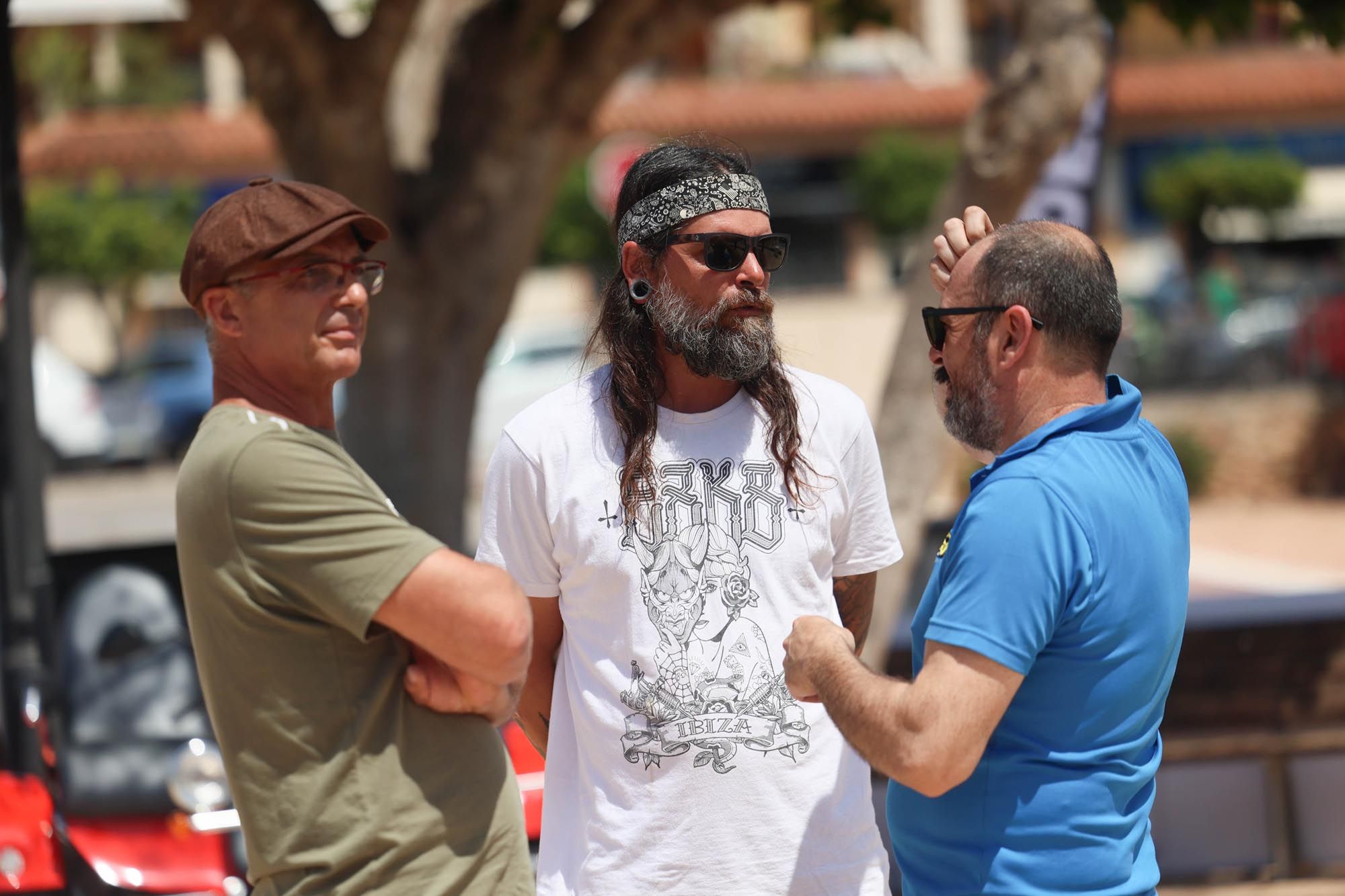 Los moteros de Ibiza visten sus mejores galas en favor de Aemif