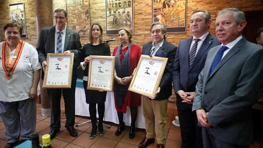 Por la izquierda, Lola Sánchez, Miguel Pampín, Lara Méndez, Mariví Monteserín, Alberto López Asenjo, José Manuel Balseiro y Justo García, ayer, en el restaurante Yumay, en Villalegre.