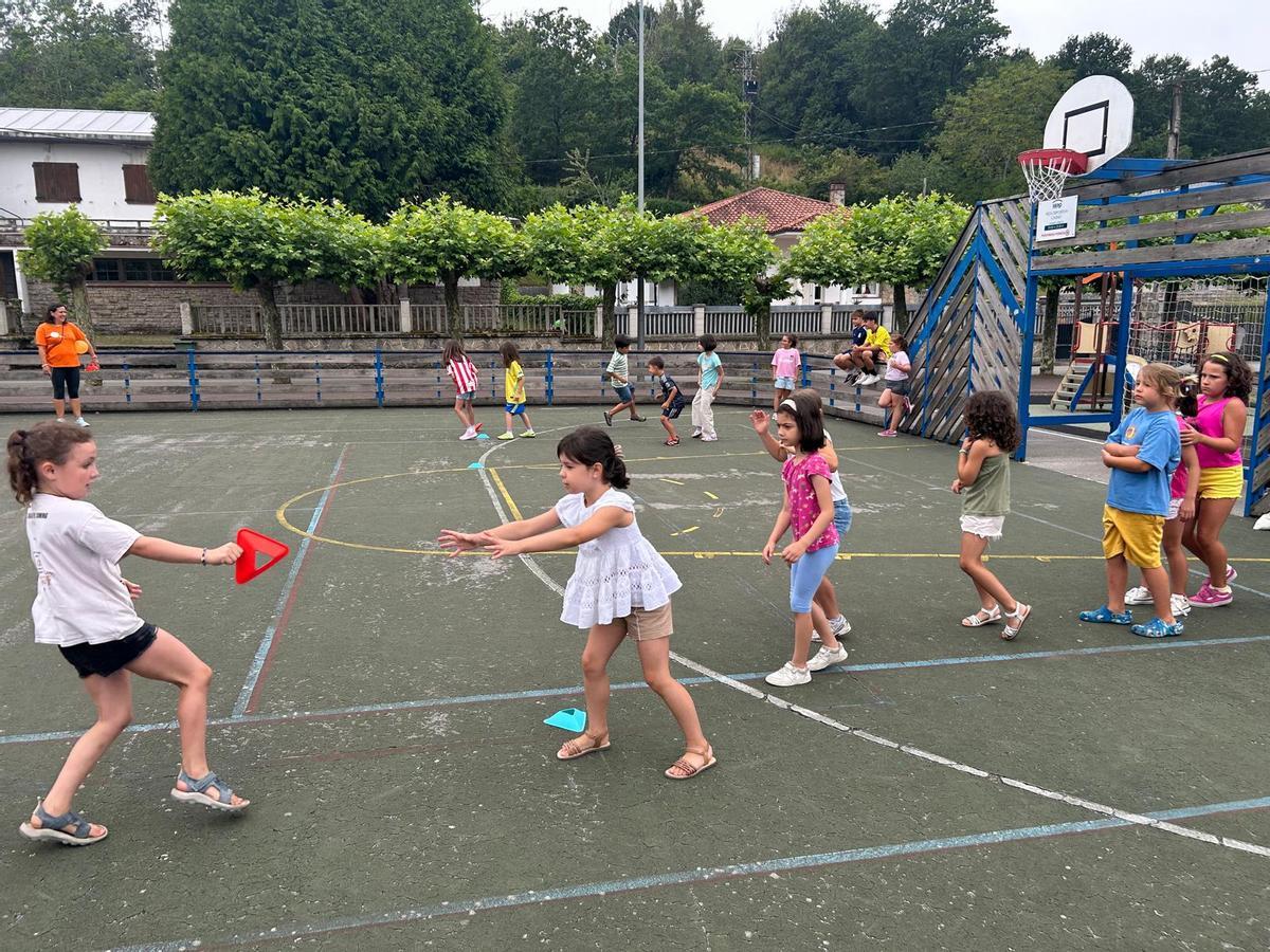EN IMÁGENES: Niños participando en juegos en Lieres en las colonias urbanas de Siero