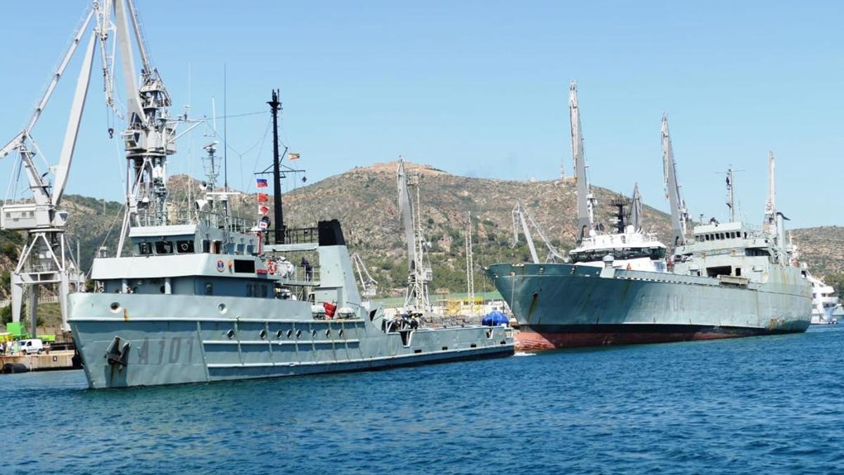 El Martín Posadillo, escoltado por el remolcador Mar Caribe, a su salida de Cartagena