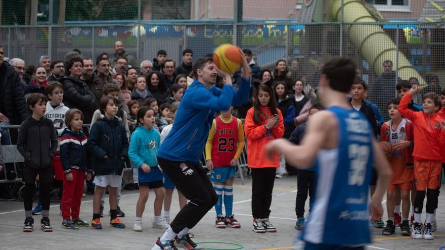 Aleix Font lanza a canasta en el acto del club en la plaza de San Pablo. |  // CASTELEIRO/ROLLER AGENCIA