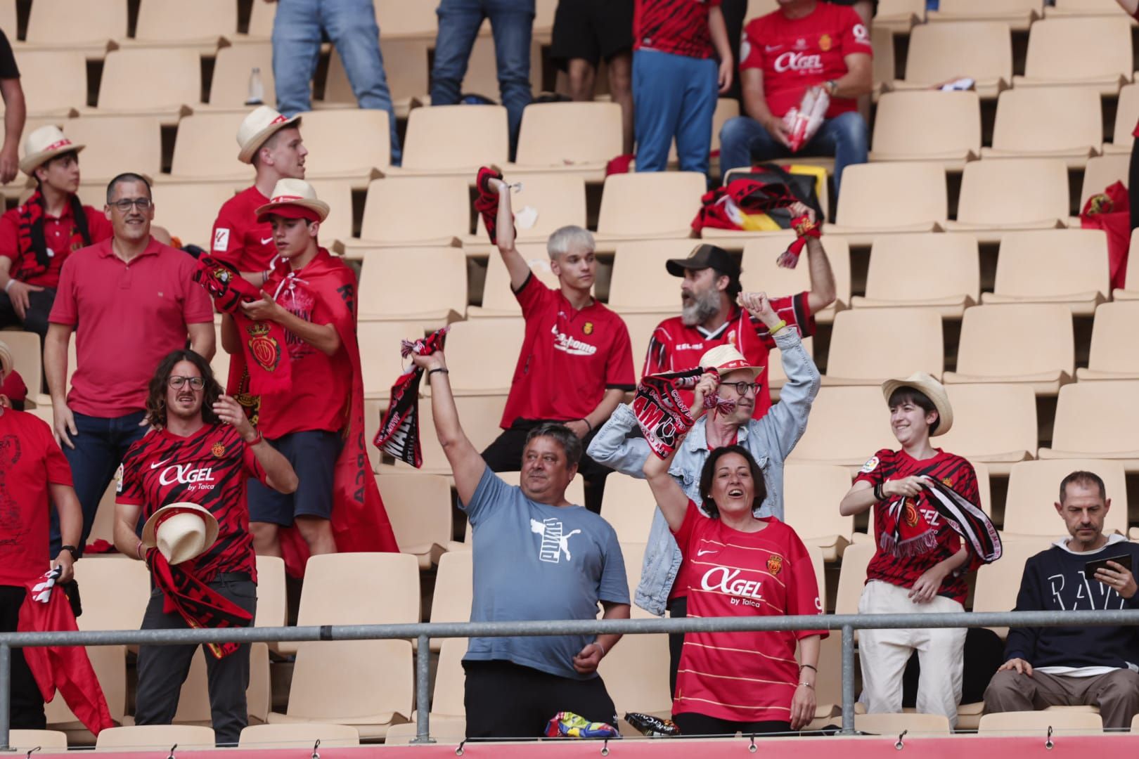 Los aficionados del Mallorca llenan La Cartuja