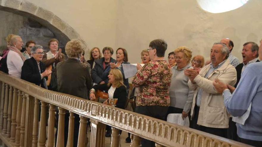 El coro cantando durante la misa.