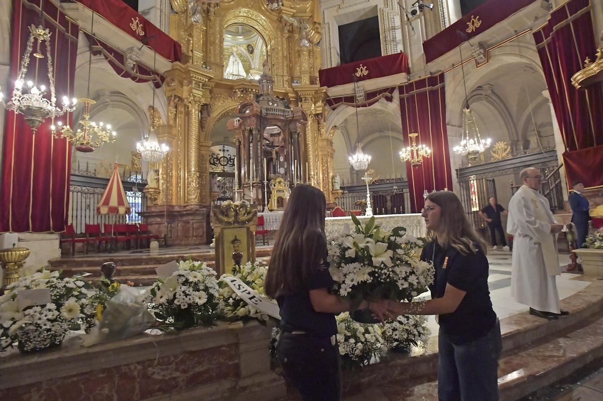 Jóvenes con las flores en Santa María.