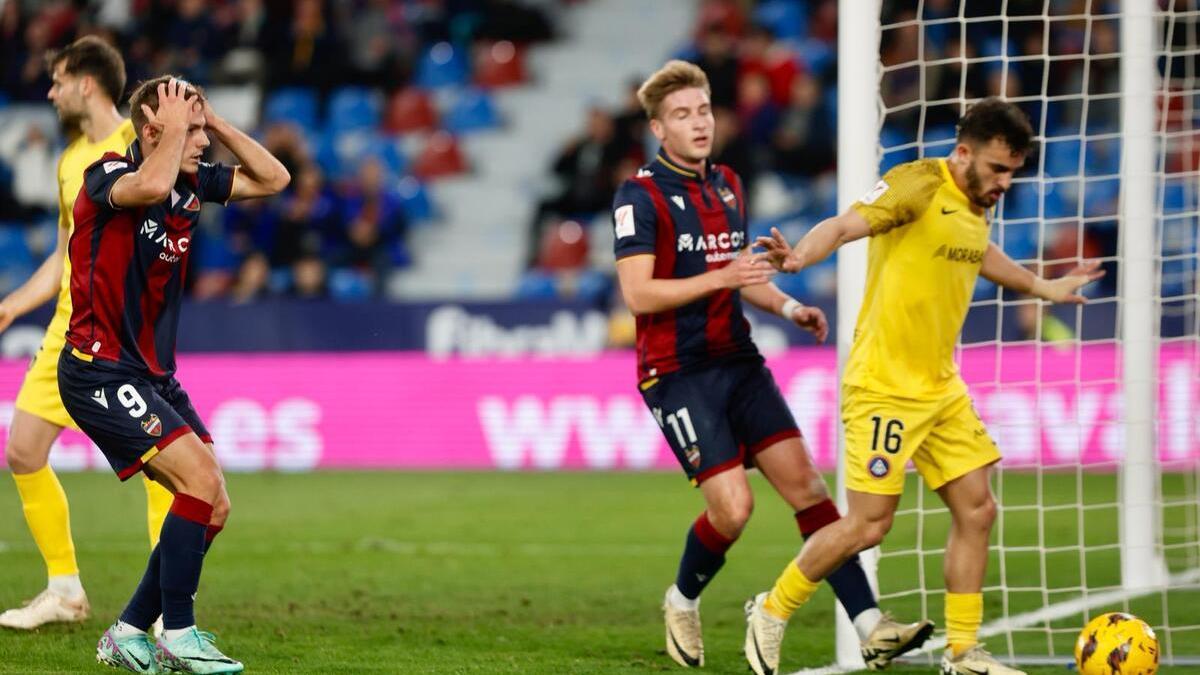 Dani Gómez se lleva las manos a la cabeza tras una ocasión de gol durante el Levante - Andorra