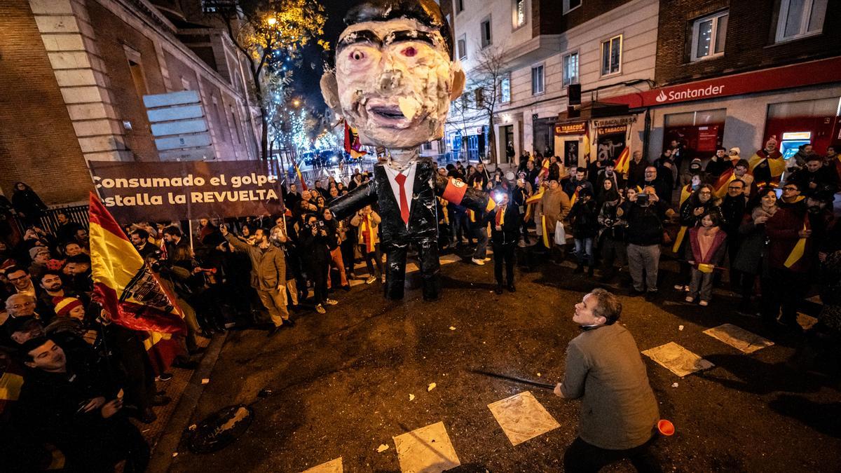 Decenas de personas celebran la entrada del año nuevo en la calle Ferraz, a 1 de enero de 2024, en Madrid (España).