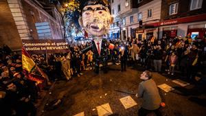 Decenas de personas celebran la entrada del año nuevo en la calle Ferraz de Madrid colgando un muñeco de Pedro Sánchez.