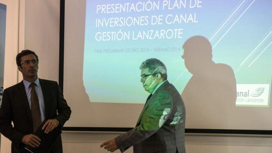 Pedro San Ginés (i) y Gerardo Díaz, ayer, en las instalaciones de la central de desalación de agua en Arrecife. | javier fuentes