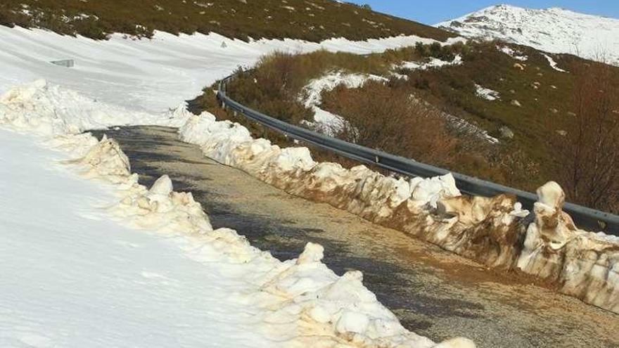 La carretera de Escuredo, todavía intransitable por la nieve.