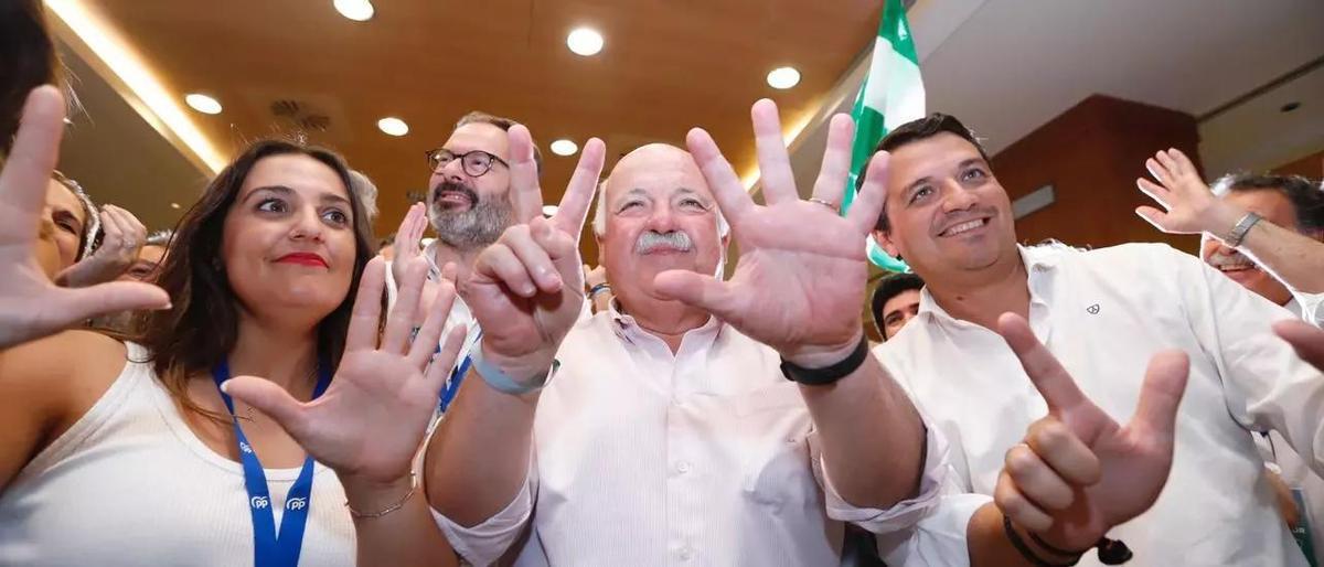 Beatriz Jurado, Jesús Aguirre y José María Bellido hacen la señal del 7, los diputados logrados en Córdoba. / MANUEL MURILLO