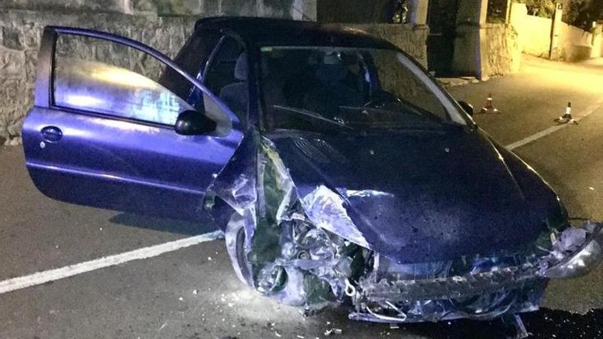 Dos individuos se dan a la fuga tras estrellarse con un coche en La Bonanova, en Palma.