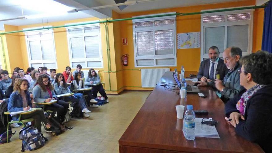 José Ignacio Domínguez, entre el director del instituto, Sergio Álvarez, y la profesora de Historia Mercedes Melendi, dirigiéndose a los alumnos de segundo de Bachillerato ayer en la Pola.