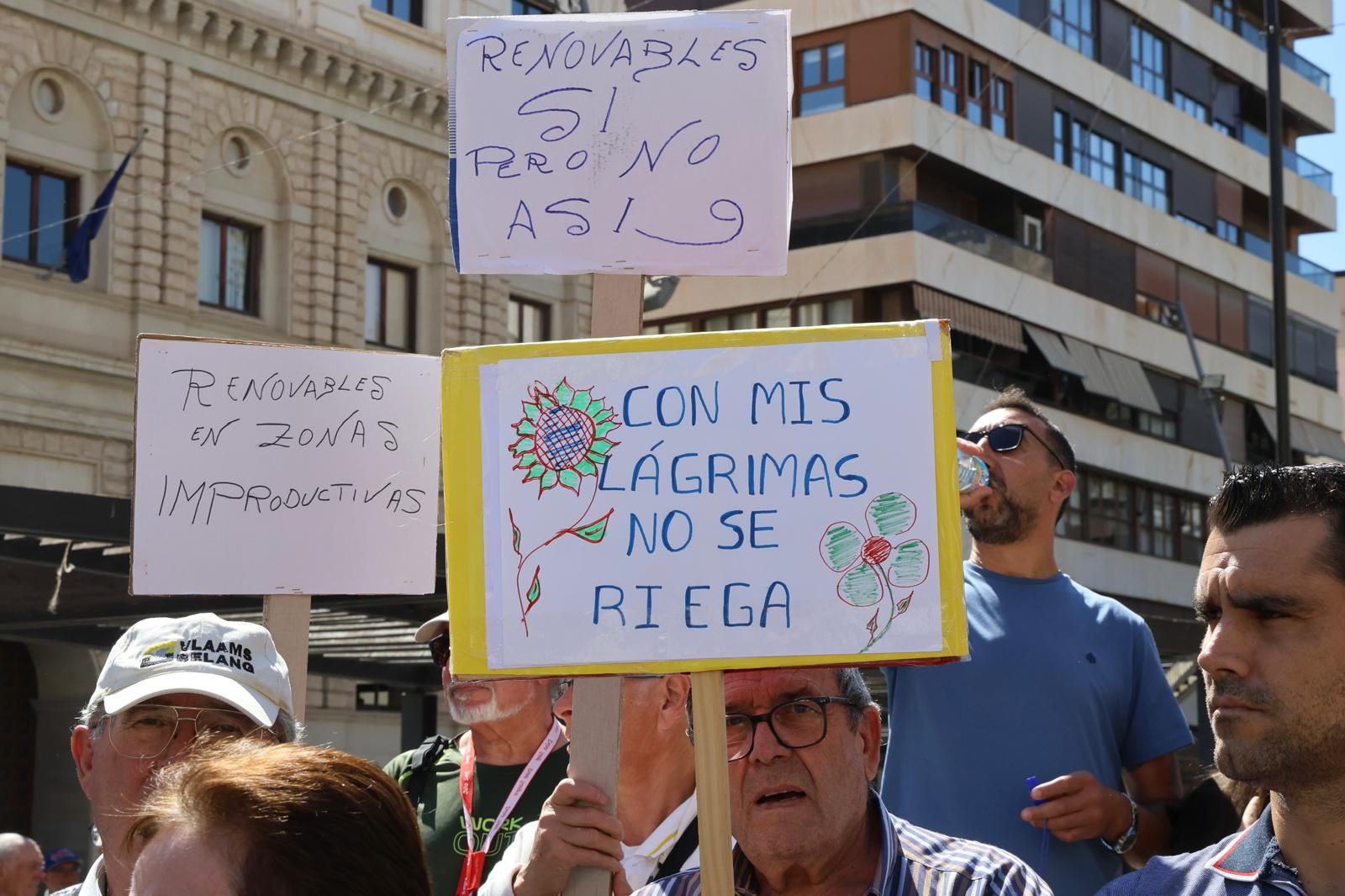 San Miguel de Salinas lleva la protesta contra el proyecto de la planta solar de la desaladora al centro de Alicante