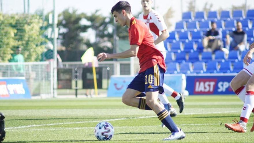 Pedri, con el dorsal &#039;10&#039;, controla el esférico junto a la banda.