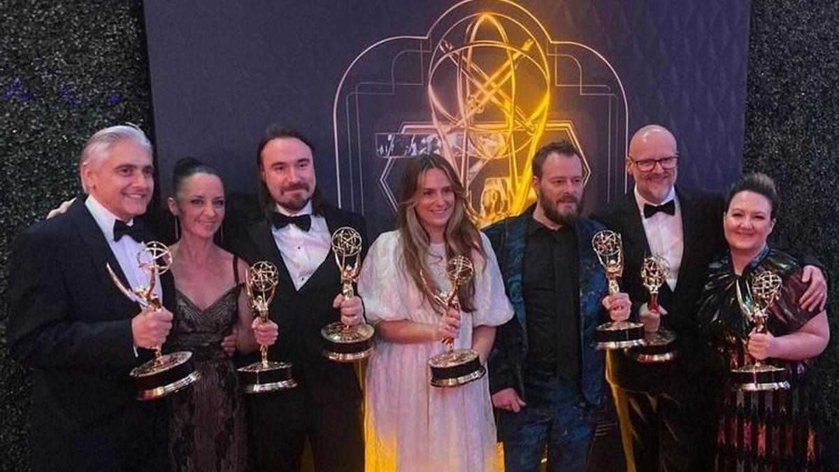 El equipo durante la entrega de los premios Emmy.