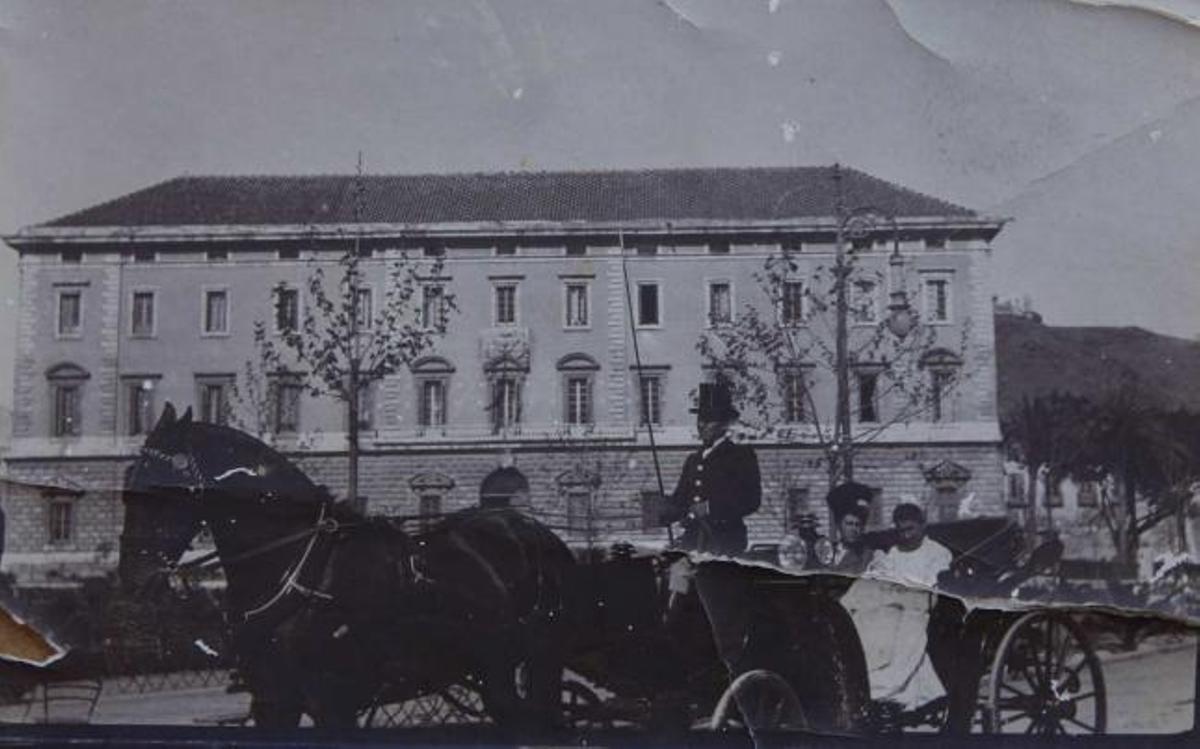 Paseo. La familia de Leopoldo Keromnés pasea en coche de caballos delante de la Aduana con el tejado original.
