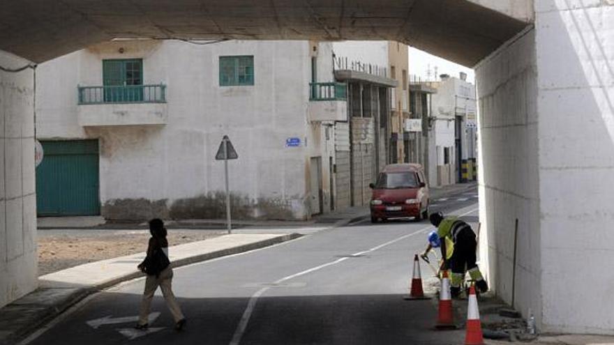 Un obrero (d), ayer, retirando adoquines del puente de Titerroy. | javier fuentes