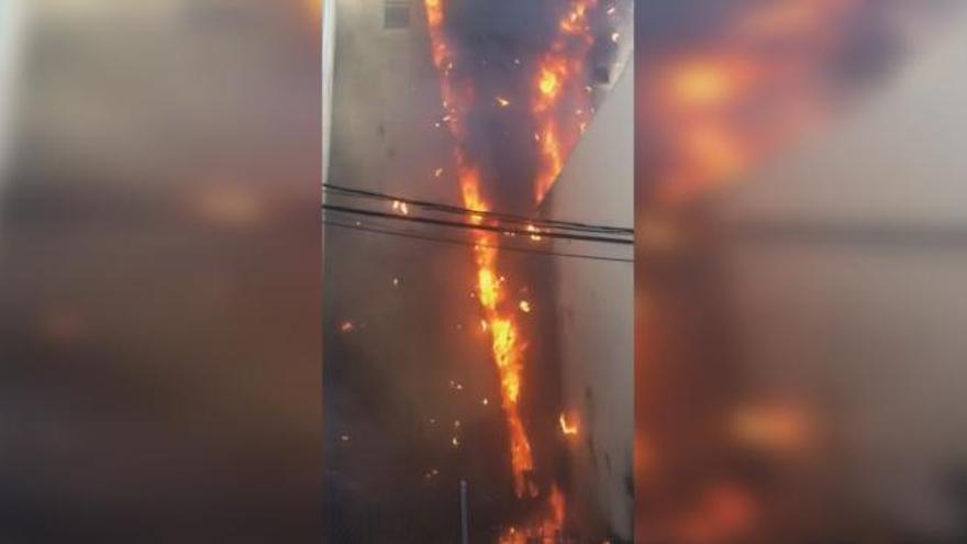 Un incendio obliga a desalojar varios edificios en Dénia