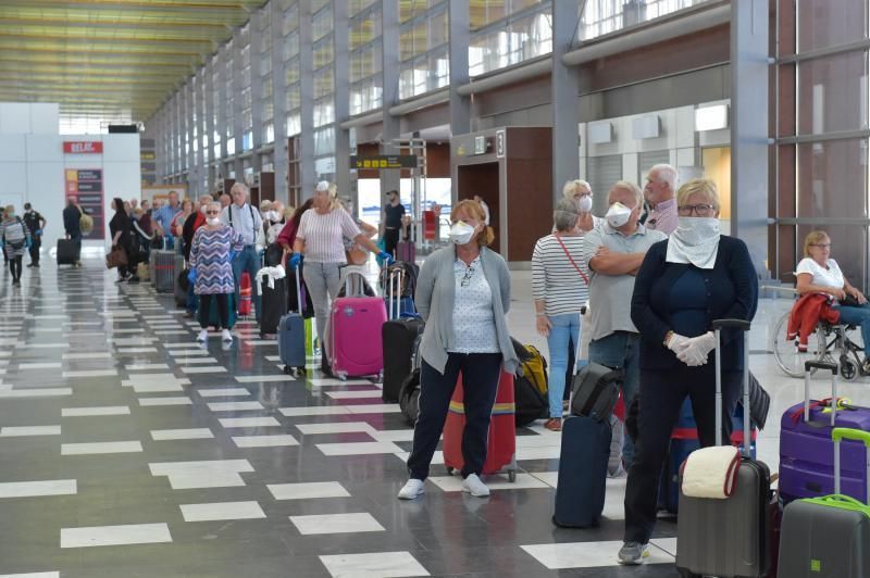 28-03-2020 TELDE. Colas de extrajeros que regresan a su pais, en el aeropuerto de Gran Canaria. Fotógrafo: Andrés Cruz  | 28/03/2020 | Fotógrafo: Andrés Cruz