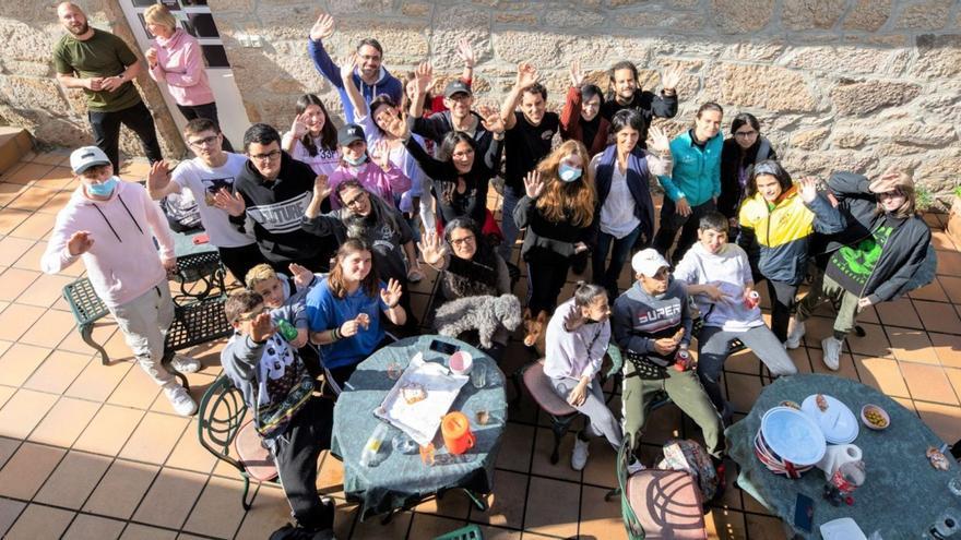 Participantes en el programa Vincúlate del Concello de Baiona en una merienda.   // CEDIDA