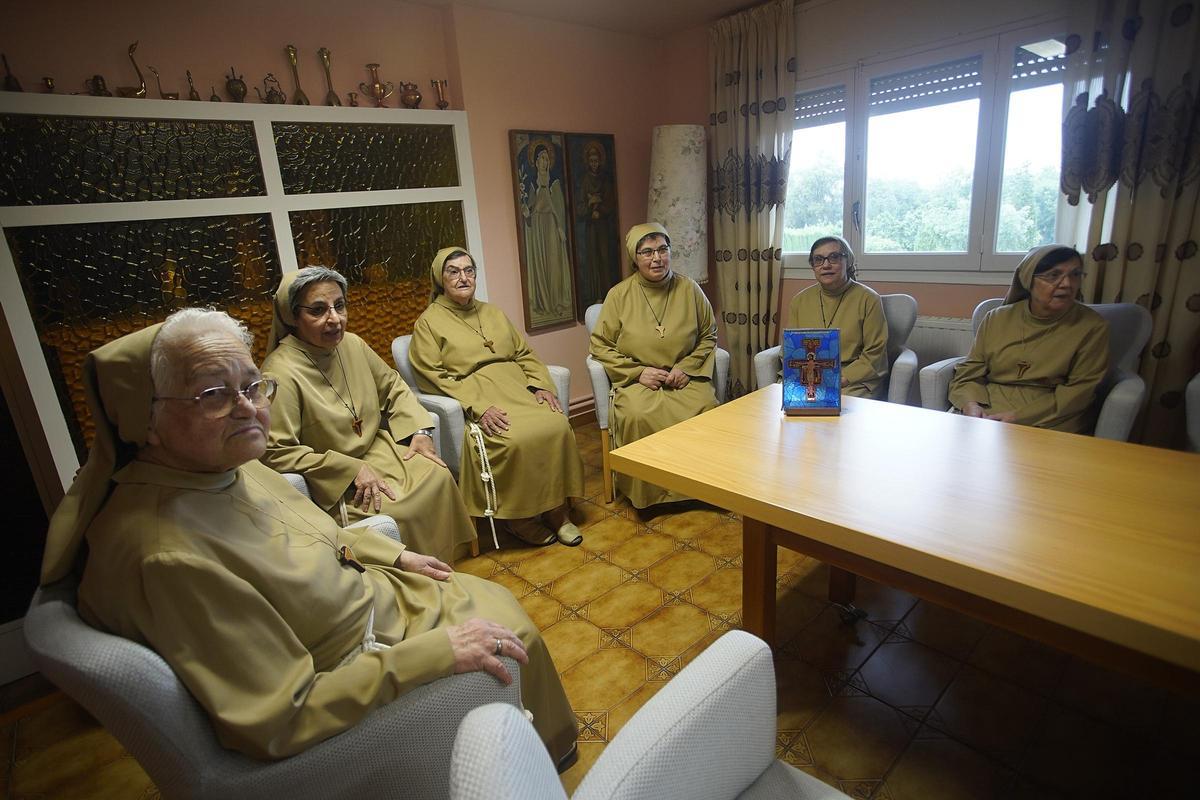Les monges clarisses, reunides a la sala d'estar.