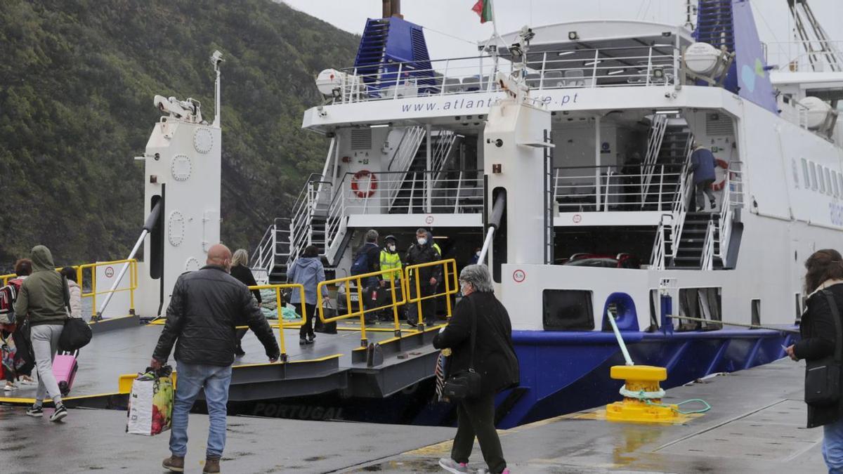 Algunas pesonas se disponen a coger el ferrie en la isla de São Jorge, en el archipiélago de Azores, mientras las autoridades refuerzan las comunicaciones por mar y aire. | | EFE