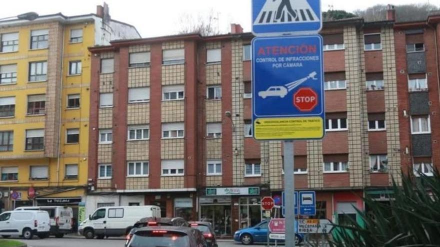 La señalización del «foto-stop» ubicado a la entrada del casco urbano de Pola de Lena.