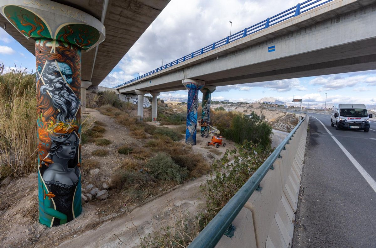 Vista de los murales desde el puente de la CV-800 que une Xixona con Mutxamel