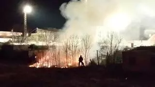 Incendio junto al campo municipal de fútbol de Sant Antoni