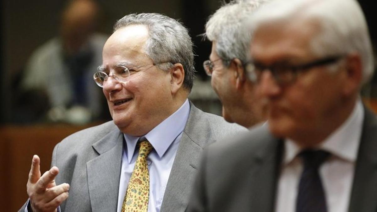 A la izquierda, el nuevo ministro de Exteriores griego, Nikos Kotzias, ayer en Bruselas.