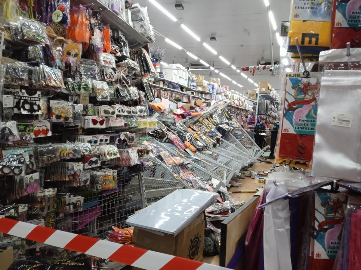 La estantería en el suelo en el interior del bazar.