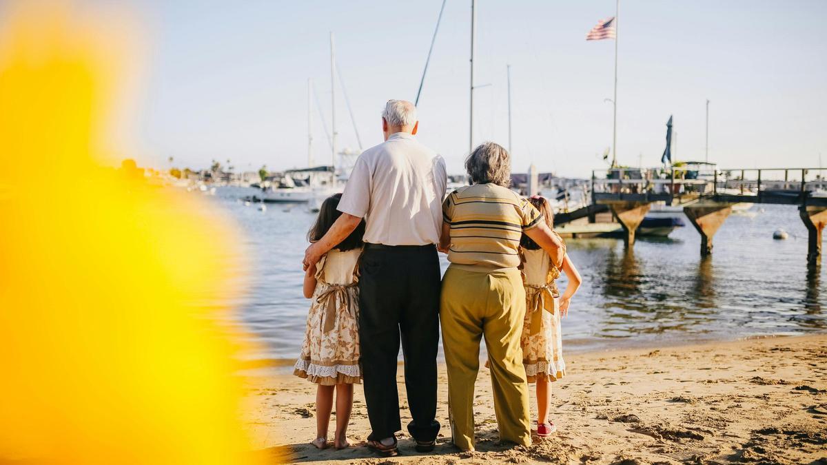Una pareja de abuelos con sus nietas en la playa