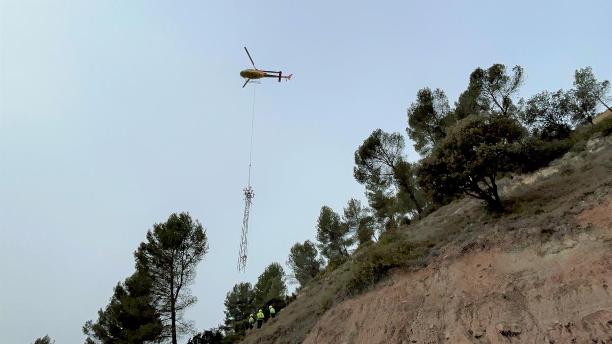 Treballs de retirada d'una de les torres