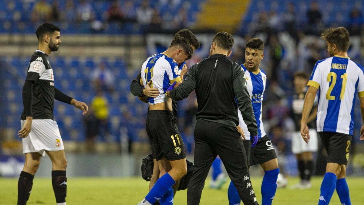 Nico Espinosa abandona el Rico Pérez desconsolado tras lesionarse a los siete minutos en el Hércules - Manresa