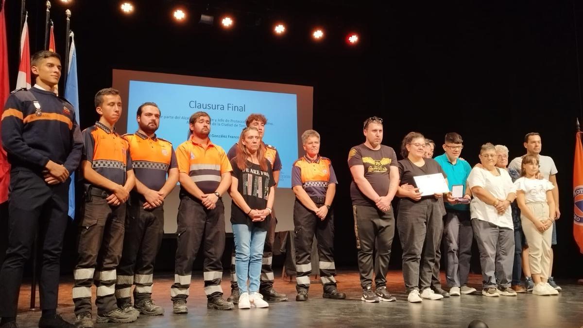 Miembros de Protección Civil de Toro y familiares del homenajeado, Nicanor Fernández en el escenario del Latorre