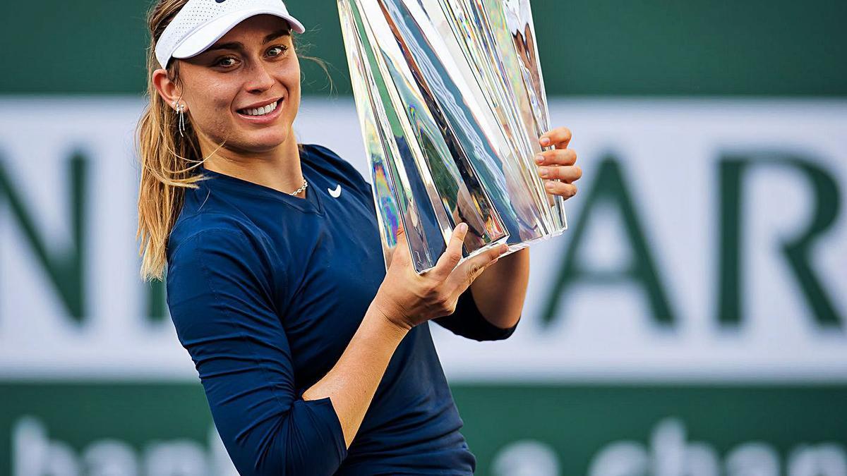 Paula Badosa, amb el trofeu que l’acredita com a guanyadora del Masters d’Indian Wells