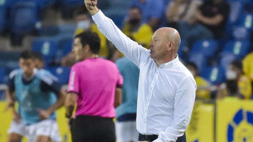 Pepe Mel, en acción durante el partido ante el Valladolid en casa. | | ANDRÉS CRUZ