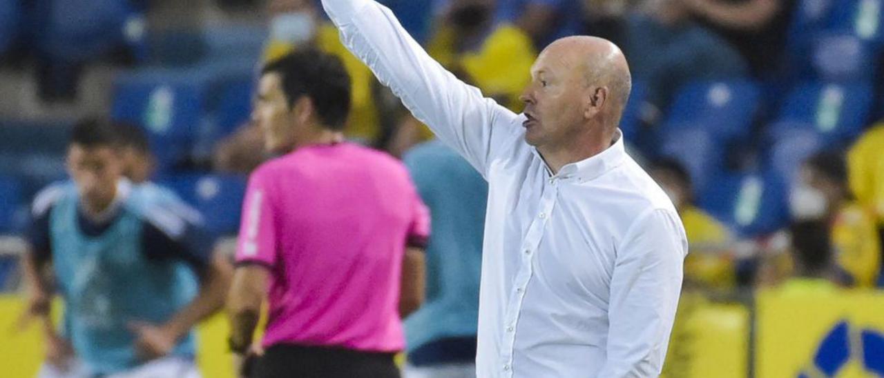 Pepe Mel, en acción durante el partido ante el Valladolid en casa. | | ANDRÉS CRUZ