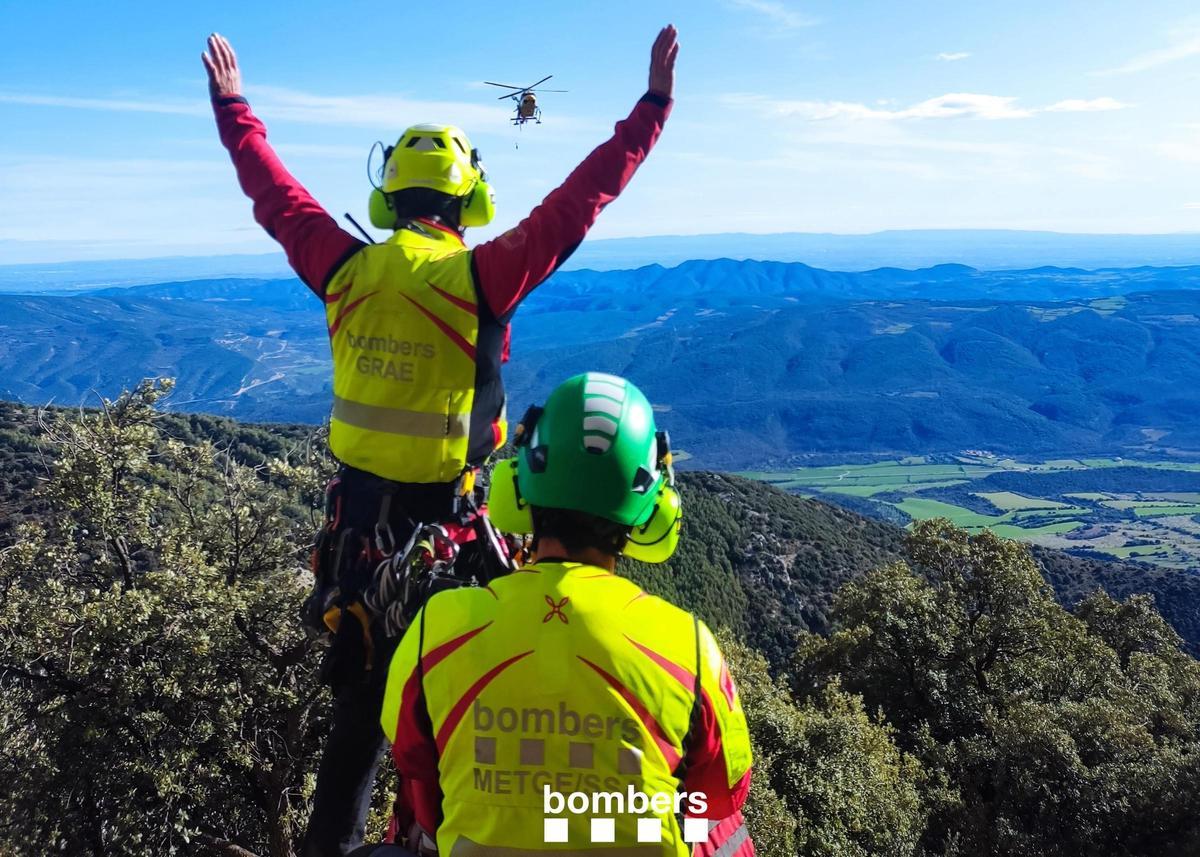 Els GRAE esperant lhelicòpter per fer un rescat a Muntanya