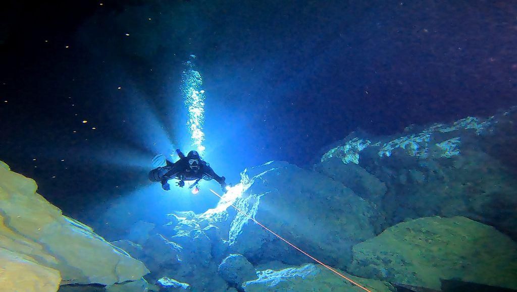 Buceadores en la Cueva del Agua, Isla Plana
